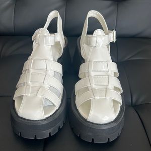 White/blk women’s platform size 9